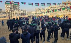 "امام منزل السنوار ومن وسط الركام".. إتمام تسليم الدفعة الثالثة للأسرى الإسرائيليين